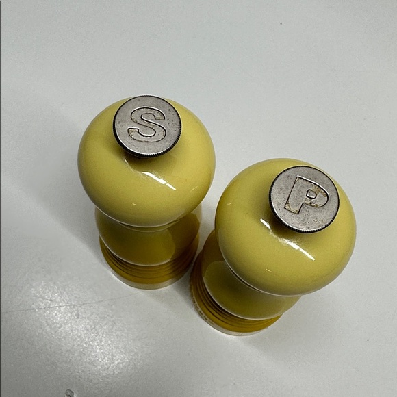 Le Creuset Mini Salt and Pepper Mill Set 12.5 cm Soleil Ombre Yellow Silver - Picture 3 of 6